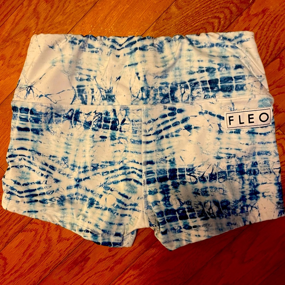 Fleo 2.5 inch inseam. Great condition! Worn once!